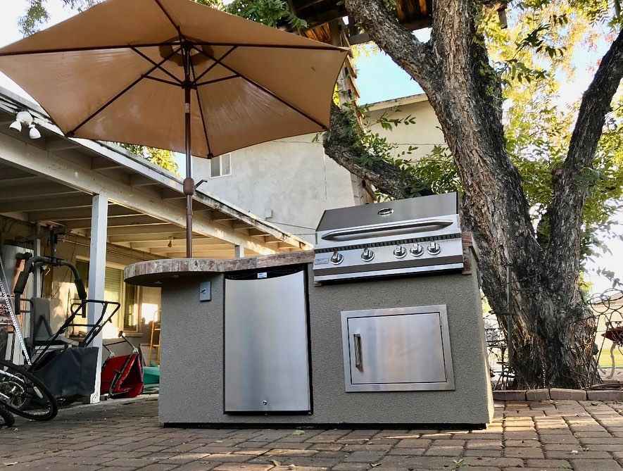 Kokomo Grill Maui 7'6" BBQ Island | Built-In Grill, 33" Round Bar & LED Lights — LP or NG